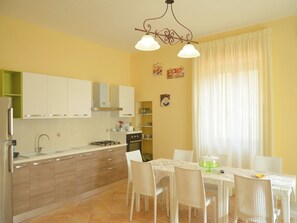 Leilighet – comfort, hageutsikt | Eget kjøkken | Kjøleskap, ovn, kokeplater og kaffetrakter/tekoker