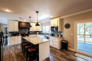 ثلاجة، ميكروويف، فرن، موقد طهي مسطح