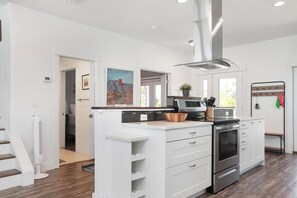 House, Multiple Beds (Sandpiper) | Private kitchen | Oven, toaster