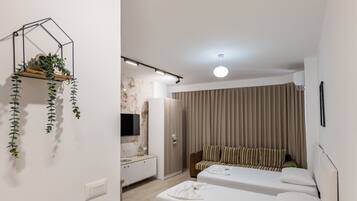 Deluxe Studio Suite, Courtyard View | 1 bedroom, blackout drapes, soundproofing, iron/ironing board