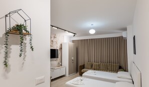 Suite estudio Deluxe, vistas al patio | 1 dormitorio, cortinas opacas, tabla de planchar con plancha