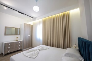 Deluxe-Apartment, Balkon, eingeschränkter Meerblick | Verdunkelungsvorhänge, schallisolierte Zimmer, Bügeleisen/Bügelbrett