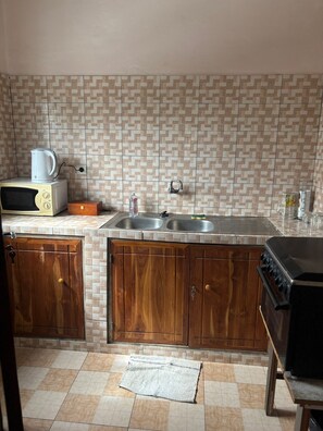 Mikrowelle, Ofen, Herdplatte, Kochgeschirr/Geschirr/Besteck