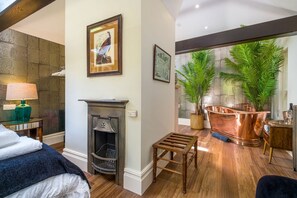 1 bedroom, iron/ironing board, WiFi, bed sheets - Unique Iconic Townhouse within Central Cathedral Quarter (Bury St Edmunds)