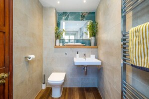 Shower, hair dryer, towels, toilet paper - Unique Iconic Townhouse within Central Cathedral Quarter (Bury St Edmunds)