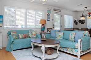 House, Multiple Beds (Palmetto Breeze) | Living area