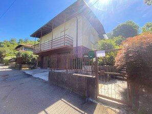 Exterior - Between lakes and mountains a detached cottage with garden and view. (Gemonio)