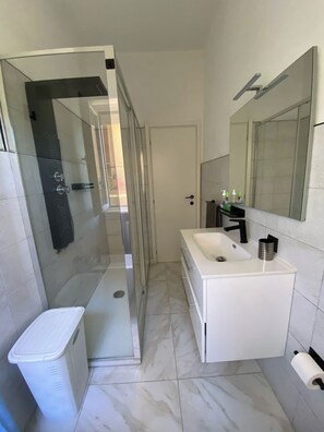 Regadera, bidet, toallas, jabón