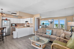 Ev, 1 En Büyük (King) Boy Yatak ve Çekyat (Capri by the Gulf 108 - Beachy Keen B) | Oturma alanı