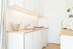 Refrigerador, microondas, placa de cocina, cafetera/tetera