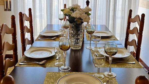 A dining table set for six with plates, glasses, and cutlery. - Sicilian Apt in Donnalucata-sleeps 4- 2 Min Beach (Scicli)