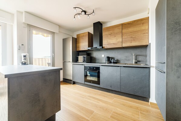 Kühlschrank, Mikrowelle, Ofen, Herdplatte