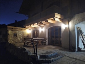 Outdoor dining - Cozy vacation apartment in Höslwang with views of the Chiemgau Alps and lakes (Höslwang)