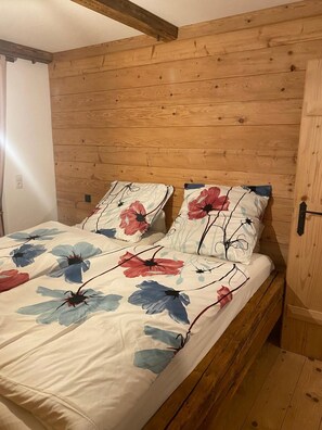 1 bedroom, WiFi, bed sheets - Cozy vacation apartment in Höslwang with views of the Chiemgau Alps and lakes (Höslwang)