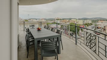 Superior-Apartment, Stadtblick | Terrasse/Patio