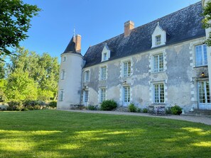Front of property - Château des archevêques (Artannes-sur-Indre)