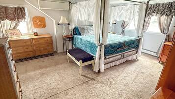 3 habitaciones, escritorio, tabla de planchar con plancha y wifi gratis