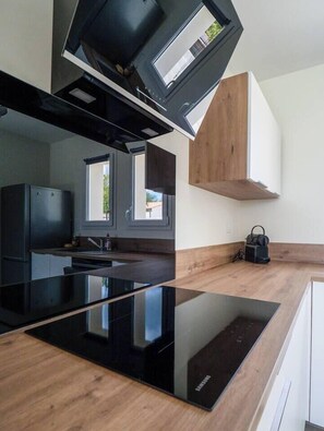 Fridge, microwave, oven, dishwasher - GRÉZAC, this is your home. (Grézac)