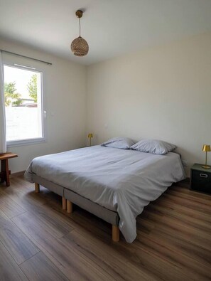 3 bedrooms, iron/ironing board, Internet, bed sheets