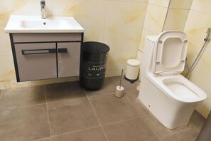 Dusche, Bidet, Handtücher, Seife