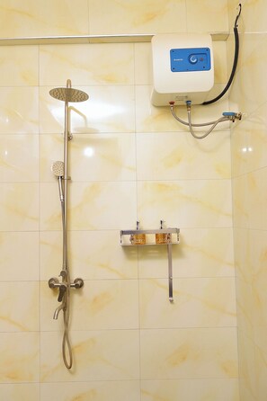 Regadera, bidet, toallas, jabón 