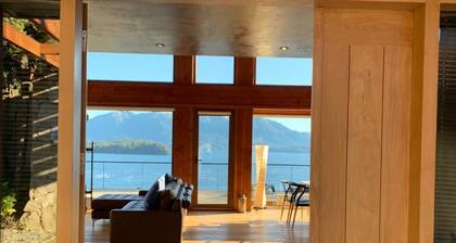 TaniĂšre. Contemporary design house. Breathtaking lake view.