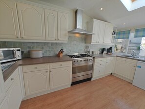 Een magnetron, een oven, een vaatwasser, een kinderstoel