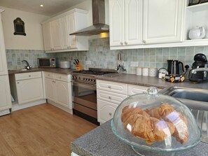 Een magnetron, een oven, een vaatwasser, een kinderstoel