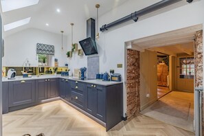 Micro-ondes, four, lave-vaisselle, chaise haute