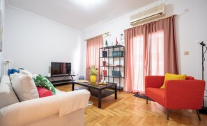 Living area - Spacious 3-Bedroom Apartment in Neos Kosmos by MPS (Athina)