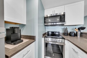 Appart'hôtel, 1 très grand lit et 1 canapé-lit (Sunbird 111W) | Cuisine privée | Four, grille-pain