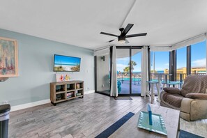 Apartment, 1 King-Bett und Schlafsofa (Sunbird 111W) | Wohnbereich