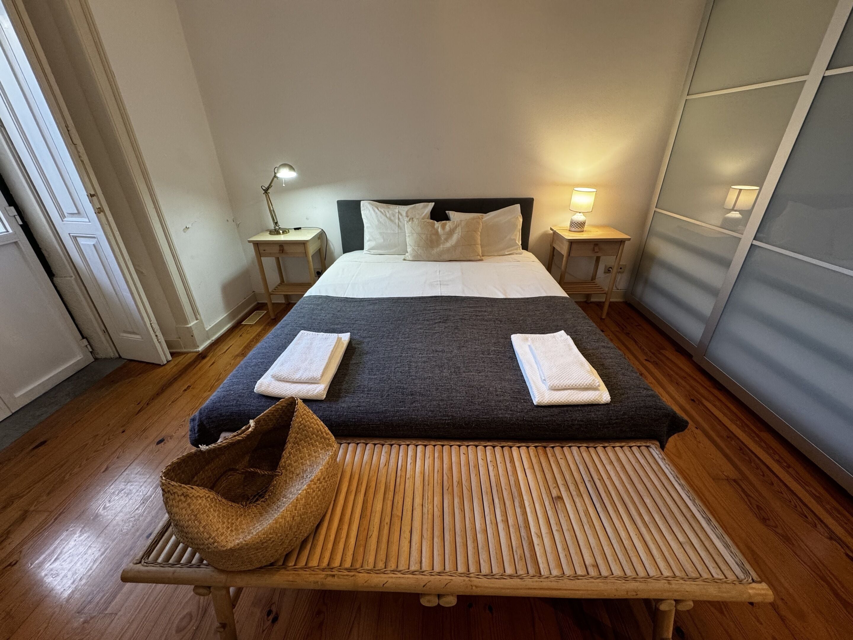 تجهيزات عازلة للصوت ومكواة/لوح كي وواي فاي مجانًا