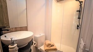  小屋 | 浴室 | 淋浴/浴缸二合一、全浸式浴缸、吹風機、毛巾