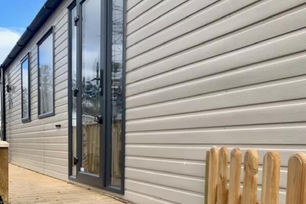 Cabin | Exterior detail - Findhorn Lodge - Peaceful - Pets - Sleeps 4 (Forres)