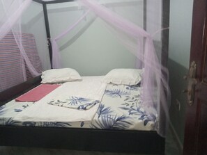 2 soverom, strykejern/-brett og sengetøy