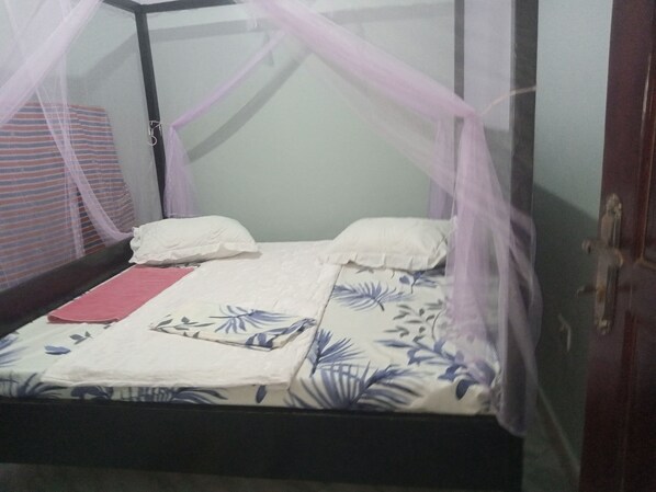 2 bedrooms, iron/ironing board, bed sheets