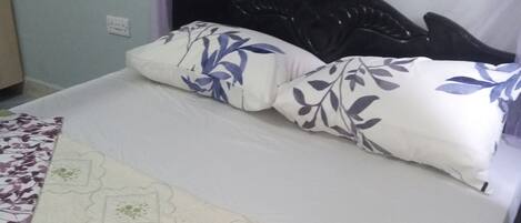 2 室のベッドルーム、アイロン / アイロン台、ベッドシーツ