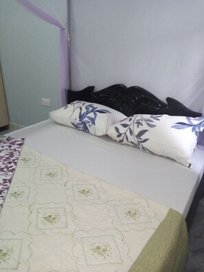 2 soverom, strykejern/-brett og sengetøy
