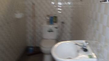 Douche, sèche-cheveux, serviettes fournies, savon