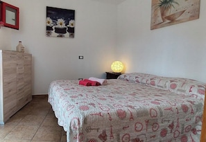 1 chambre, fer et planche à repasser, draps fournis