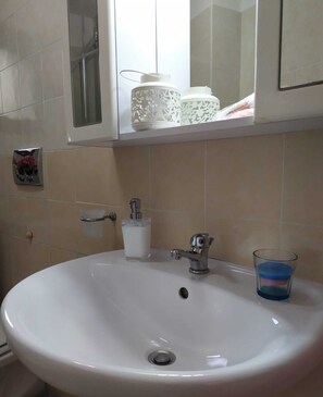 Douche, sèche-cheveux, bidet, serviettes fournies