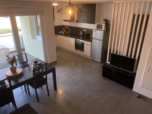 Réfrigérateur, four à micro-ondes, un four, surface de cuisson