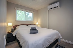 4 bedrooms, iron/ironing board, WiFi, bed sheets