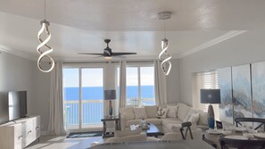 Condo, varias camas (Calypso 1-1709) | Área de sala de estar
