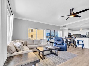 Condo, varias camas (Calypso 1-1709) | Área de sala de estar