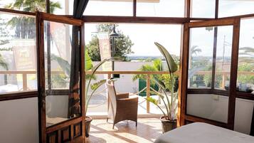 Comfort kamer, 2 eenpersoonsbedden, balkon, uitzicht op strand | Verduisterende gordijnen, een strijkplank/strijkijzer, gratis wifi
