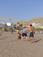 Una playa cerca, arena blanca, 20 bares en la playa