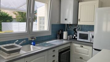 Een koelkast, een microgolfoven, een oven, een kookplaat