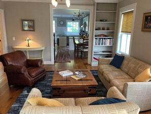 Smart TV, fireplace, books, printers - Historic Depot Area Farmhouse (Manchester)